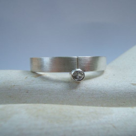 Ring strak zilver met topaas 